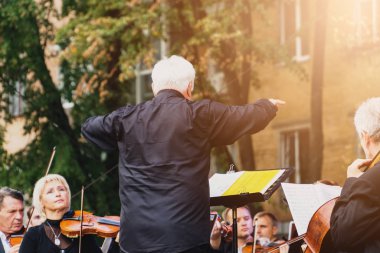 Erkek kondüktör ekibi ile birlikte Ukrayna 'nın güneşli Poltava şehrinde bir festivalde.