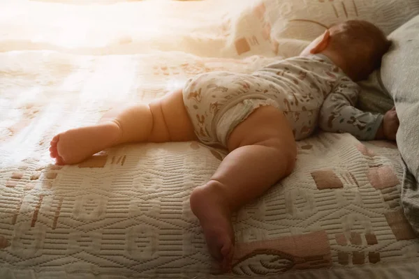 Baby schlafend auf ihrem Bauch. Zeit in Kinderschuhen. Kopierraum — Stockfoto