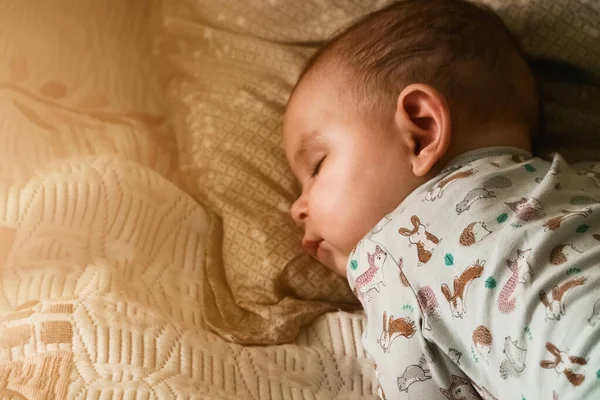 Baby schlafend auf ihrem Bauch. Zeit in Kinderschuhen. Kopierraum — Stockfoto