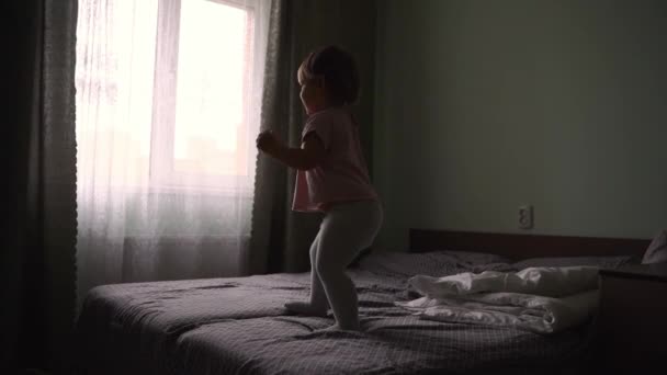 Bebê criança pulando na cama. Estilo de vida em casa com a criança. Energia infantil — Vídeo de Stock