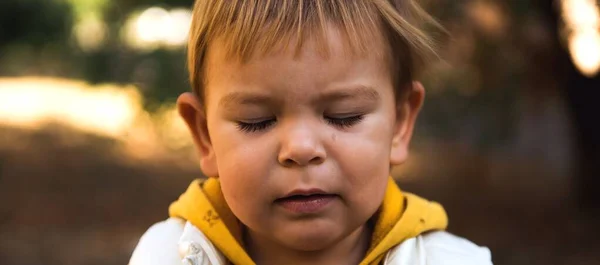 Criança bebê com olhos fechados. Calma na natureza. Conceito de infância ecológica — Fotografia de Stock