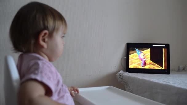 Poltava, Ucrânia - cerca de novembro de 2019 Bebê criança assistindo desenhos animados no tablet, masha e urso — Vídeo de Stock