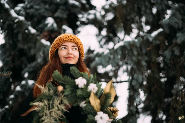 Lifestyle portrait of smiling millennial girl in orange hat. Snowy christmas day — Stock Photo, Image