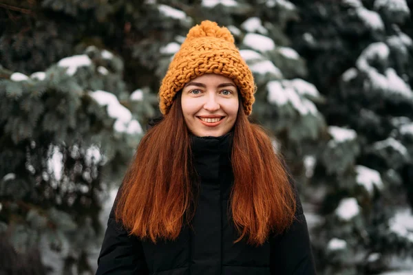 Lifestyle portret van een glimlachend duizendjarig meisje met oranje hoed. Sneeuwwitje kerstdag — Stockfoto