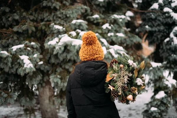 Retrato de estilo de vida de niña milenaria sonriente en sombrero naranja. Día de Navidad nevado — Foto de Stock