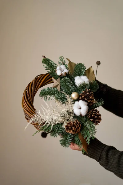 Vista superior de la corona de Navidad sobre fondo marrón. Decoración tradicional Evergreen —  Fotos de Stock
