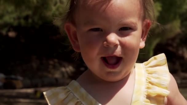 Glückliches Kleinkind im Badeanzug am Strand. Zeitlupe — Stockvideo