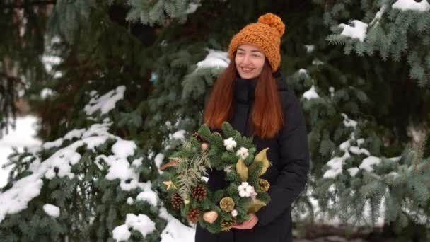美しいです白人女の子とクリスマス花輪屋外o na雪の日 — ストック動画