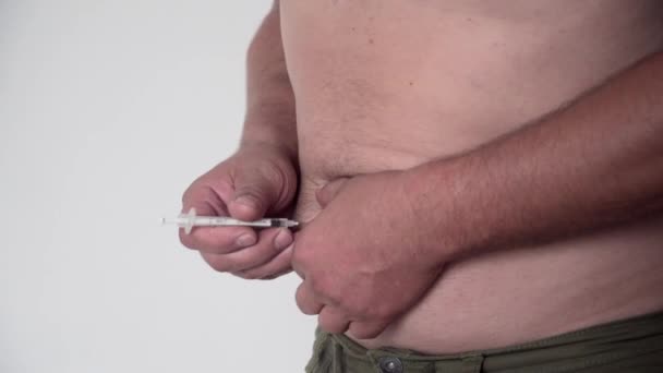 Закрытие рук человека, делающих инъекцию инсулиновой ручкой или шприцем 4k — стоковое видео