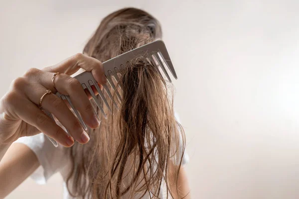 Güzel beyaz kadın, banyodan sonra ıslak ve dağınık. İnce saç problemi. İzole edilmiş