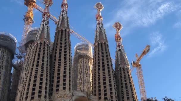 Βαρκελώνη, Ισπανία - 08 Ιανουαρίου 2020: La Sagrada Familia - ο εντυπωσιακός καθεδρικός ναός του Γκαουντί — Αρχείο Βίντεο