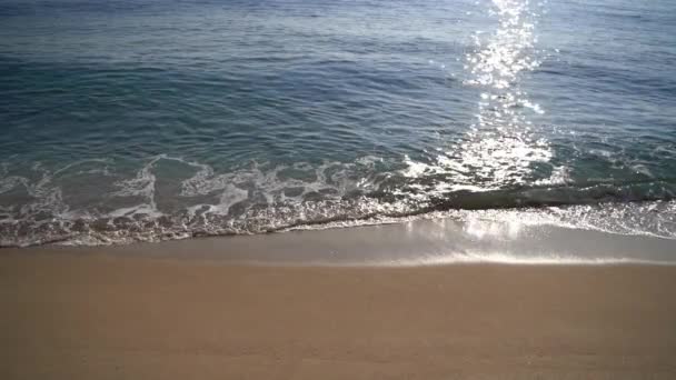 Close-up slow motion beelden van zee golven wassen van het zandstrand — Stockvideo