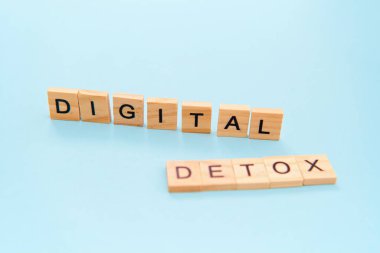 Dijital detoks problemi. Mavi arkaplan tahta küpleri