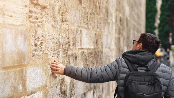 Hand slag oppervlak, glijbaan op stenen muur van oud gebouw in de Gotische wijk van Barcelona, reizen — Stockfoto
