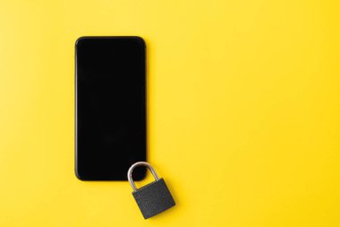 Ekranda kilitli bir telefon. dijital detoks konsepti. Bilginin siber güvenliği. Boşluğu kopyala
