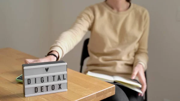 Genç, beyaz bir kadının dijital detoks günü. Telefonsuz kahve içmek. Bağımlılık