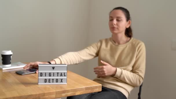 Digitale detox dag van jonge mooie blanke vrouw. Koffie drinken zonder telefoon. Verslaving — Stockvideo