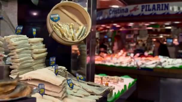 Barcelona, Spanyol - pasar nasional 13 Januari di Barcelona La Boqueria. Tempat yang terkenal — Stok Video