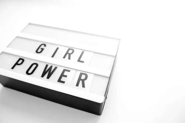 Texto de poder de la chica en la caja de luz. Vista superior. Fondo blanco — Foto de Stock