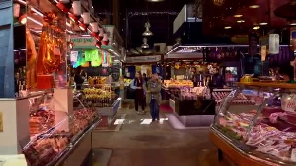 Barcelona, Spanien - 13 januari Nationell marknad i Barcelona La Boqueria. Berömd plats — Stockvideo