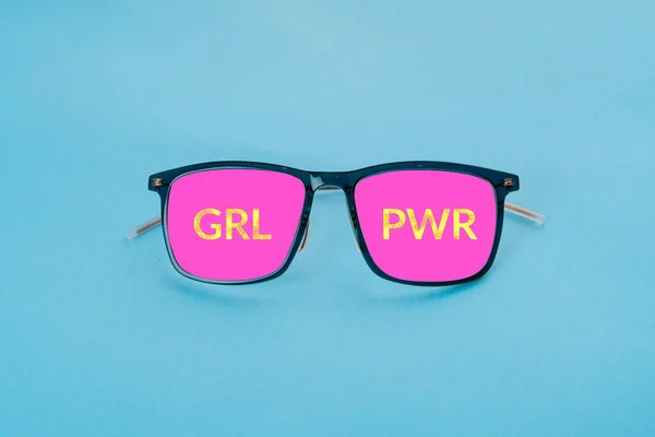 Óculos cor de rosa no fundo azul. Conceito mínimo de férias de verão — Fotografia de Stock