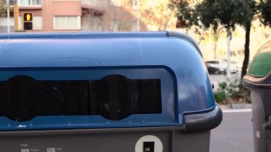 Barselona caddesinde atık için çöp bidonları. Çevre dostu yaşam