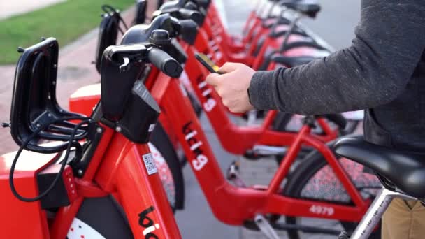 Барселона, Испания - 13 января 2020 Bicing bike sharing company. экологичный транспорт — стоковое видео