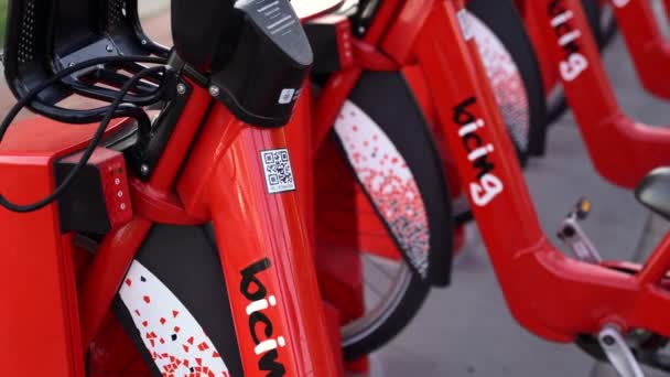 Barcelona, Španělsko - 13. ledna 2020 Bicing bike sharing company. ekologická doprava — Stock video
