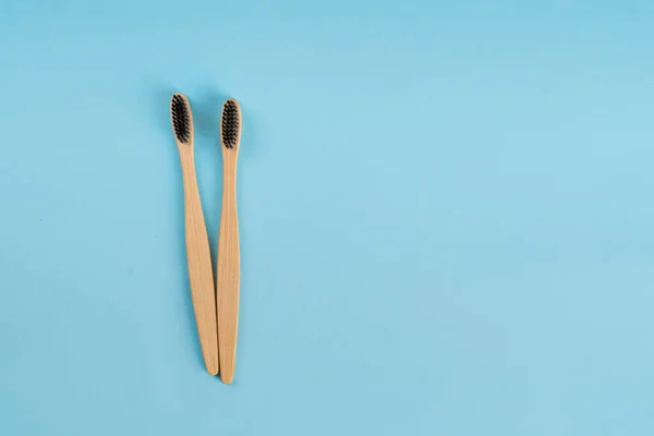 Two bamboo toothbrushes on blue backgroud. Copy space. Zero waste concept — Stock Photo, Image