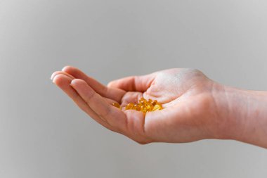 Bir avuç dolusu omega hapı, sağlıklı yağlar, E vitamini.