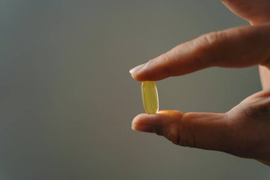 Bir avuç dolusu omega hapı, sağlıklı yağlar, E vitamini.