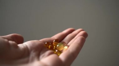 Bir avuç dolusu omega hapı, sağlıklı yağlar, E vitamini.