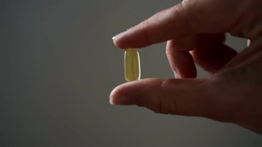 Bir avuç dolusu omega hapı, sağlıklı yağlar, E vitamini.