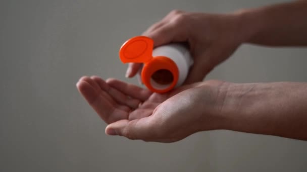 Pillole da bottiglia prendendo sul palmo della mano. Chiudete. Omega 3 — Video Stock