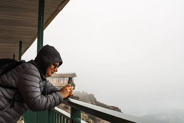 Hombre con cámara de teléfono haciendo foto del Monasterio de Montserrat — Foto de Stock