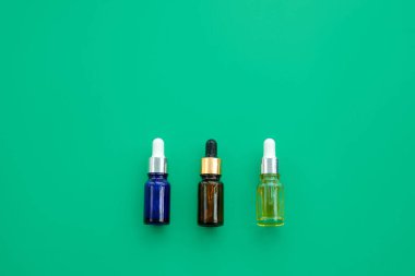 Damlalıklı farklı cam şişelerin üst görünümü.