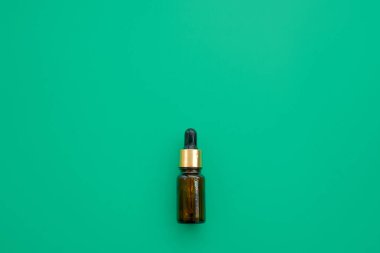 Damlalıklı farklı cam şişelerin üst görünümü.