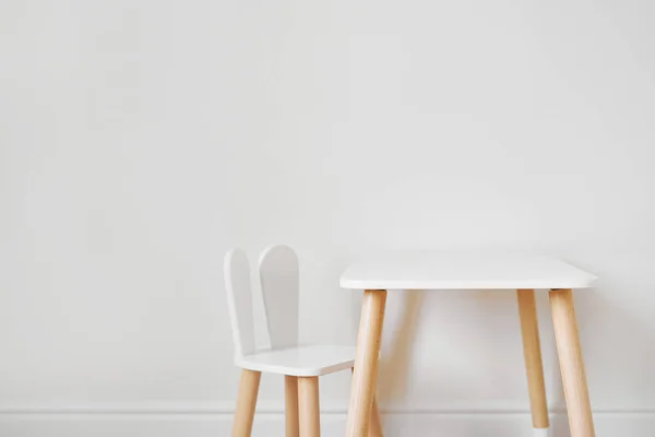 Elegante mesa infantil y silla. Colores blanco y madera. Estilo escandinavo —  Fotos de Stock