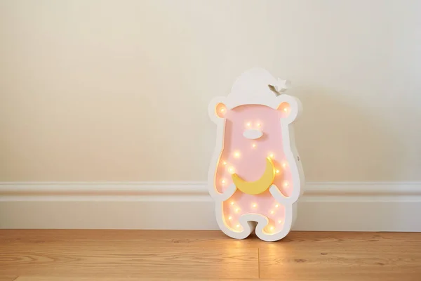 Ведмедик Тедді привів нічне світло для дитячої кімнати — стокове фото