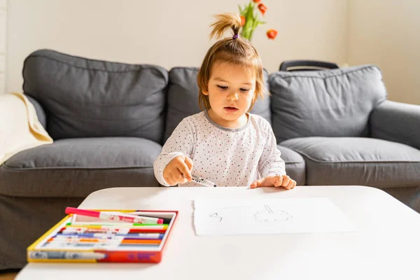 Small girl drawing with felt tip pen at home — Stock Photo, Image