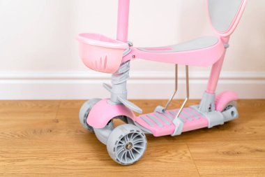 Bebek için pembe bebek scooter 'ı. Çocuklar için yaz etkinliği.