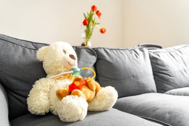 Oyuncak bebeklerle oyuncak ayı doktoru. Pediyatrik konsept