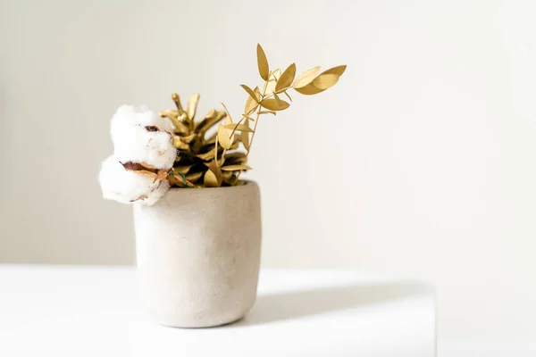 Tazón de hormigón mínimo con flor de algodón, cono de pino en pintura dorada . —  Fotos de Stock