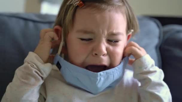 Menina da criança com máscara médica no rosto. Surto de vírus da corona Covid 2019 — Vídeo de Stock