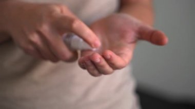 Antibakteriyel dezenfektan kullanan ellerin yakınlaştırılması. Enfeksiyonu önlemek için. Covid-19 karantina