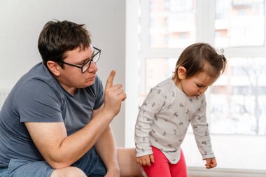 Baba kızını kötü davranışı yüzünden cezalandırıyor. Katı ebeveynlik kavramı