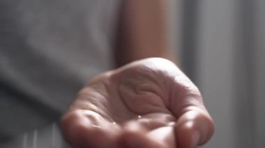 Mikrop konseptinden koruma. Elimde antibakteriyel dezenfektan var. Covid 19