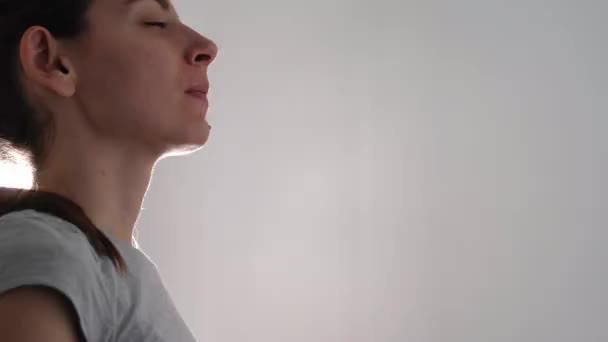 Retrato de una mujer joven estornudando con gotas de musco. Gérmenes peligrosos. Covid-19 — Vídeo de stock