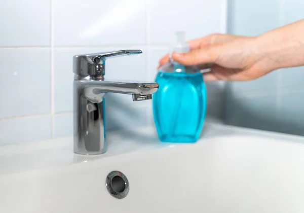 Γυναίκα πλένει τα χέρια της στο σπίτι με αντιβακτηριακό σαπούνι — Φωτογραφία Αρχείου