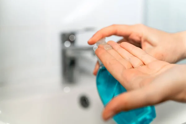 Γυναίκα πλένει τα χέρια της στο σπίτι με αντιβακτηριακό σαπούνι — Φωτογραφία Αρχείου
